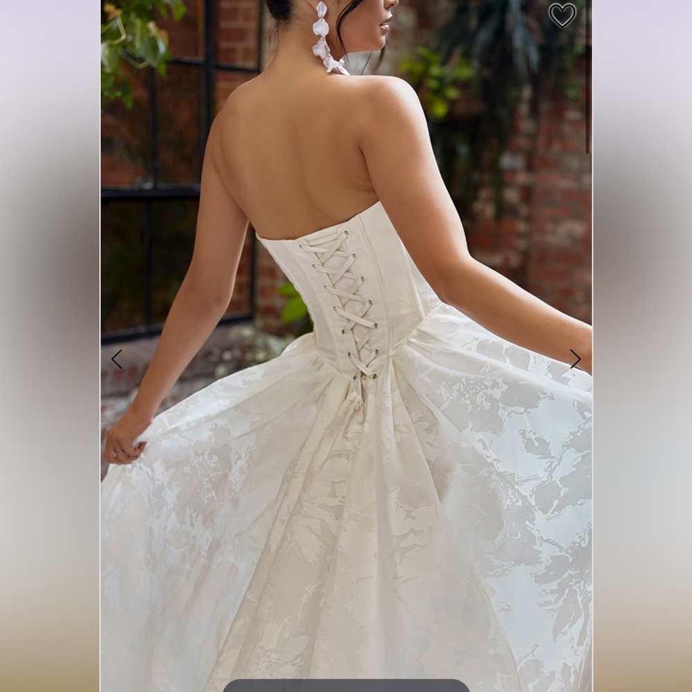 Essense of Australia, D4158 Wedding Dress - Picture 4 of 7